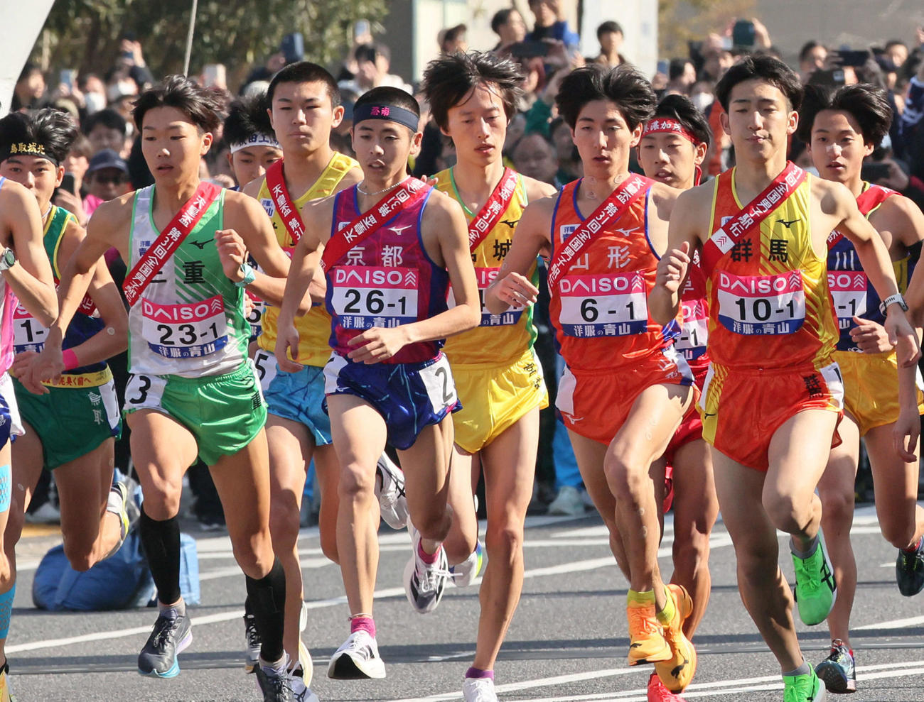 スタートする宮城の鈴木（2列目中央）ら1区の選手ら（撮影・加藤孝規）