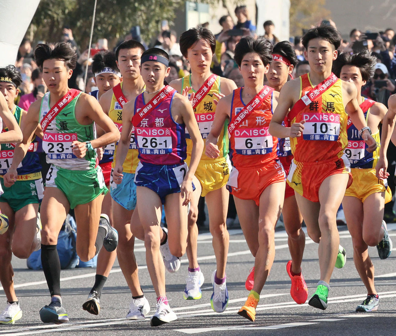 スタートする宮城の鈴木（2列目中央）ら1区の選手ら（撮影・加藤孝規）