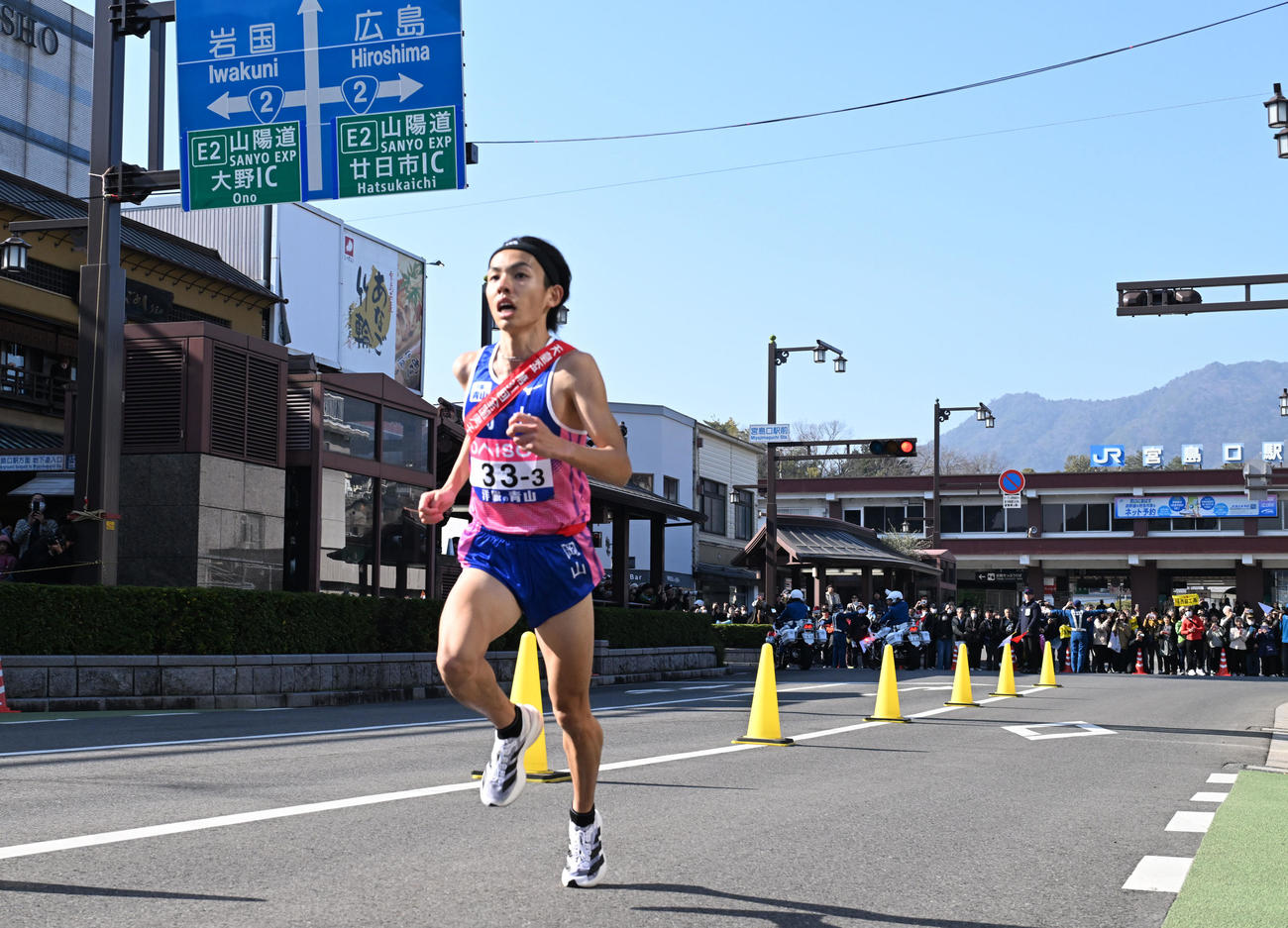 3位へと順位を押し上げた岡山・黒田朝日（青学大）は第3中継所に飛び込む（撮影・和賀正仁）