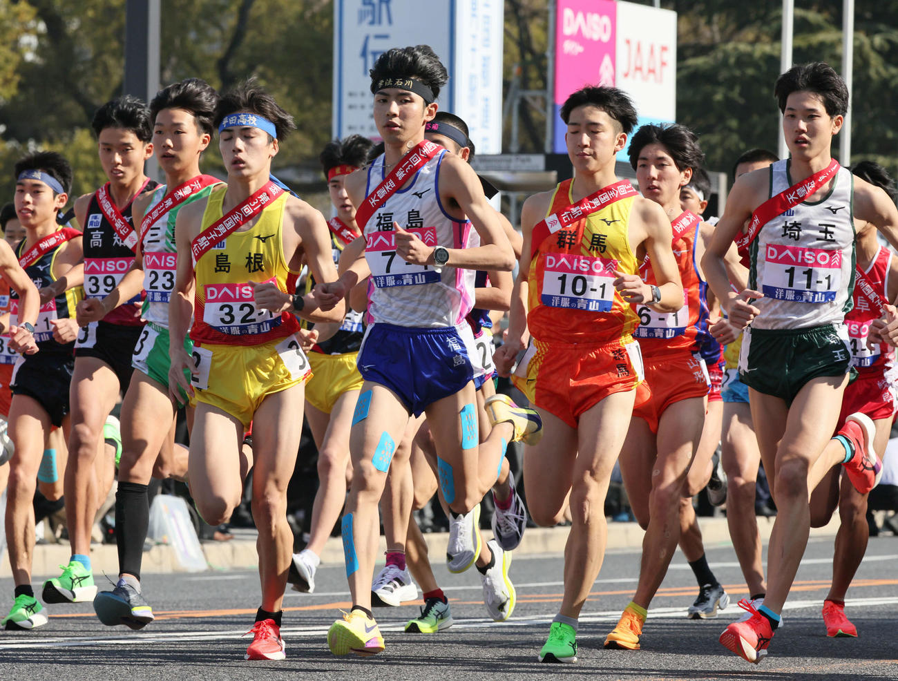 スタートする福島の増子（中央）ら1区の選手ら（撮影・加藤孝規）