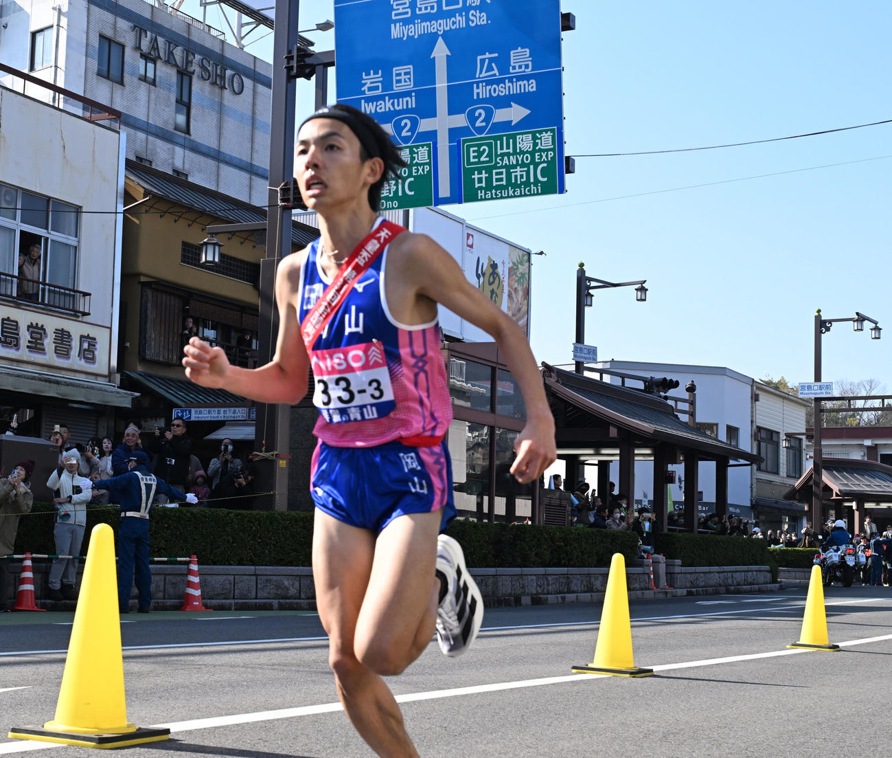 3位へと順位を押し上げた岡山・黒田朝日（青学大）は第3中継所に飛び込む（撮影・和賀正仁）