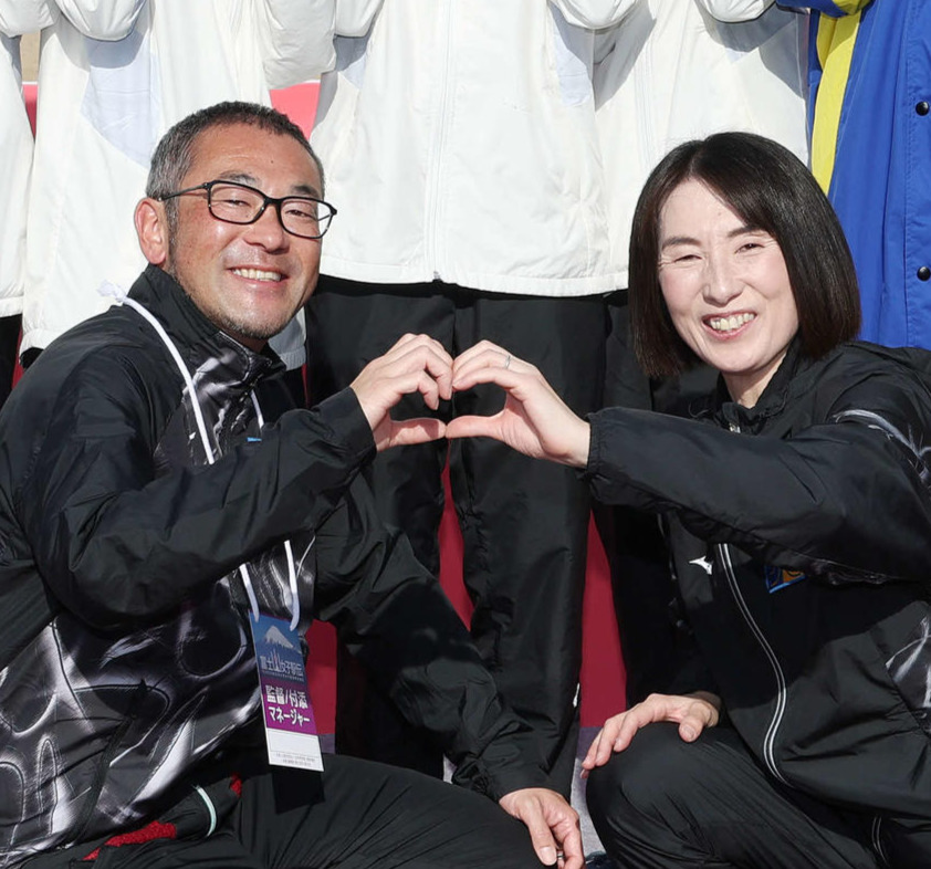 富士山女子駅伝を制し笑顔でハートを作る城西大・赤羽周平監督（左）と有紀子コーチ（2025年12月30日）