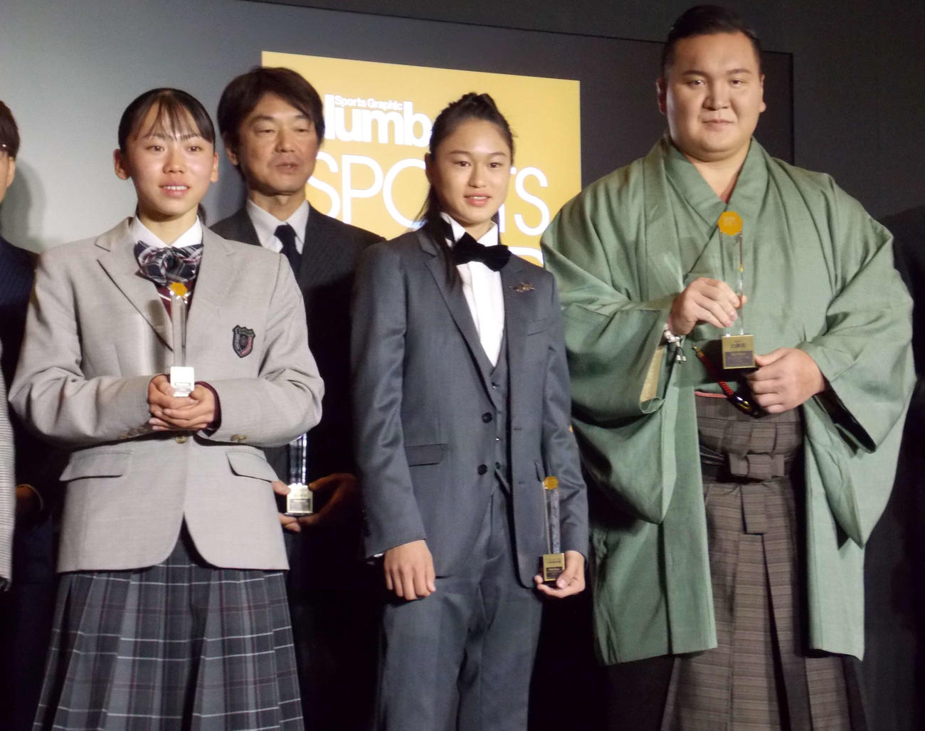 ナンバー・スポ－ツ・オブ・ザ・イヤーに出席した前列右から白鵬翔さん、小野寺吟雲、久保凛（撮影・松本航）