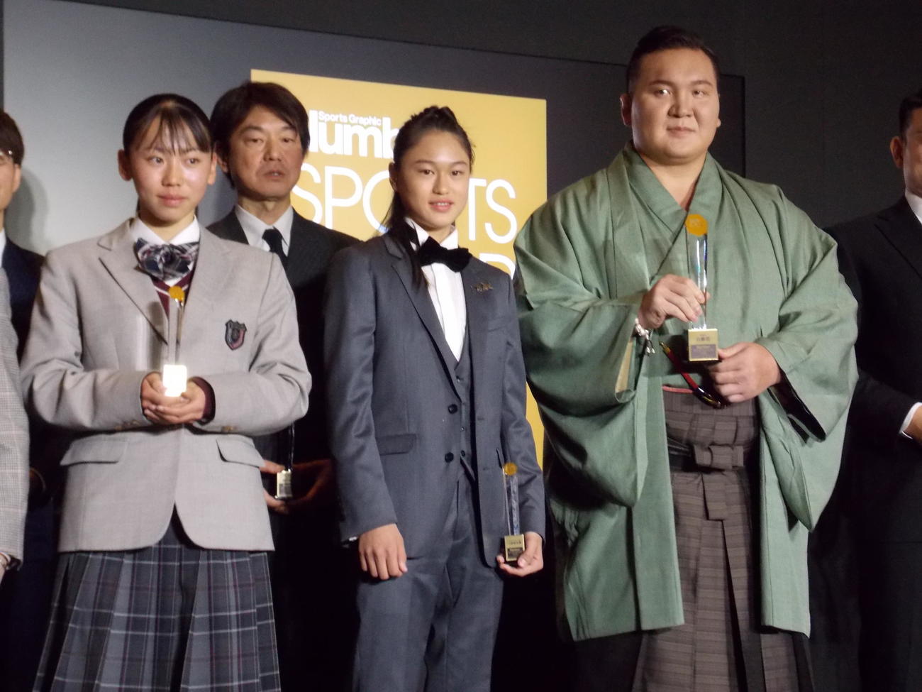 ナンバー・スポ－ツ・オブ・ザ・イヤーに出席した前列右から白鵬翔さん、小野寺吟雲、久保凛（撮影・松本航）