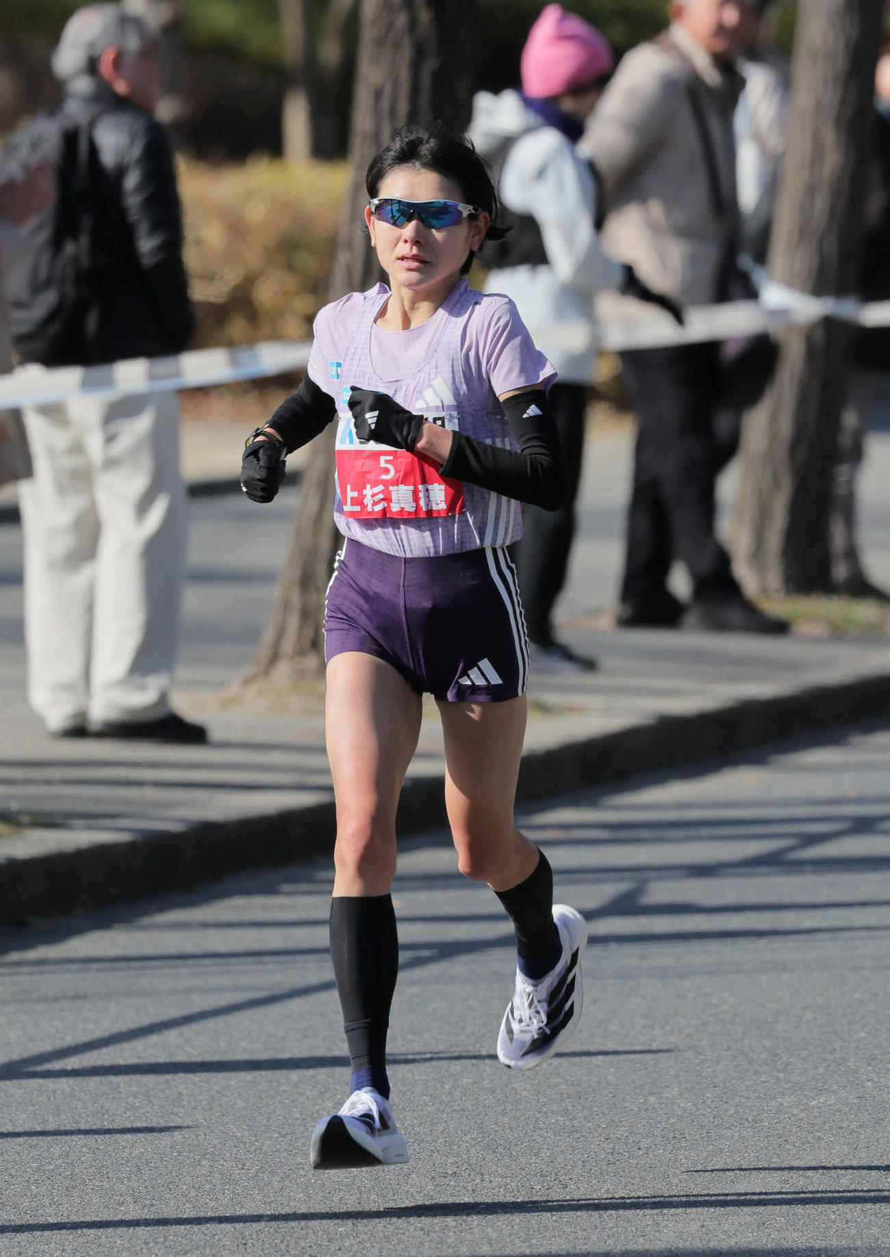 大阪国際女子マラソン　復路で大阪城公園内を走る上杉真穂（撮影・宮崎幸一）