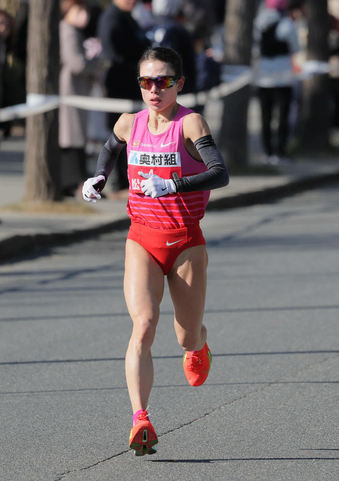 大阪国際女子マラソン　復路で大阪城公園内を走る松田瑞生（撮影・宮崎幸一）