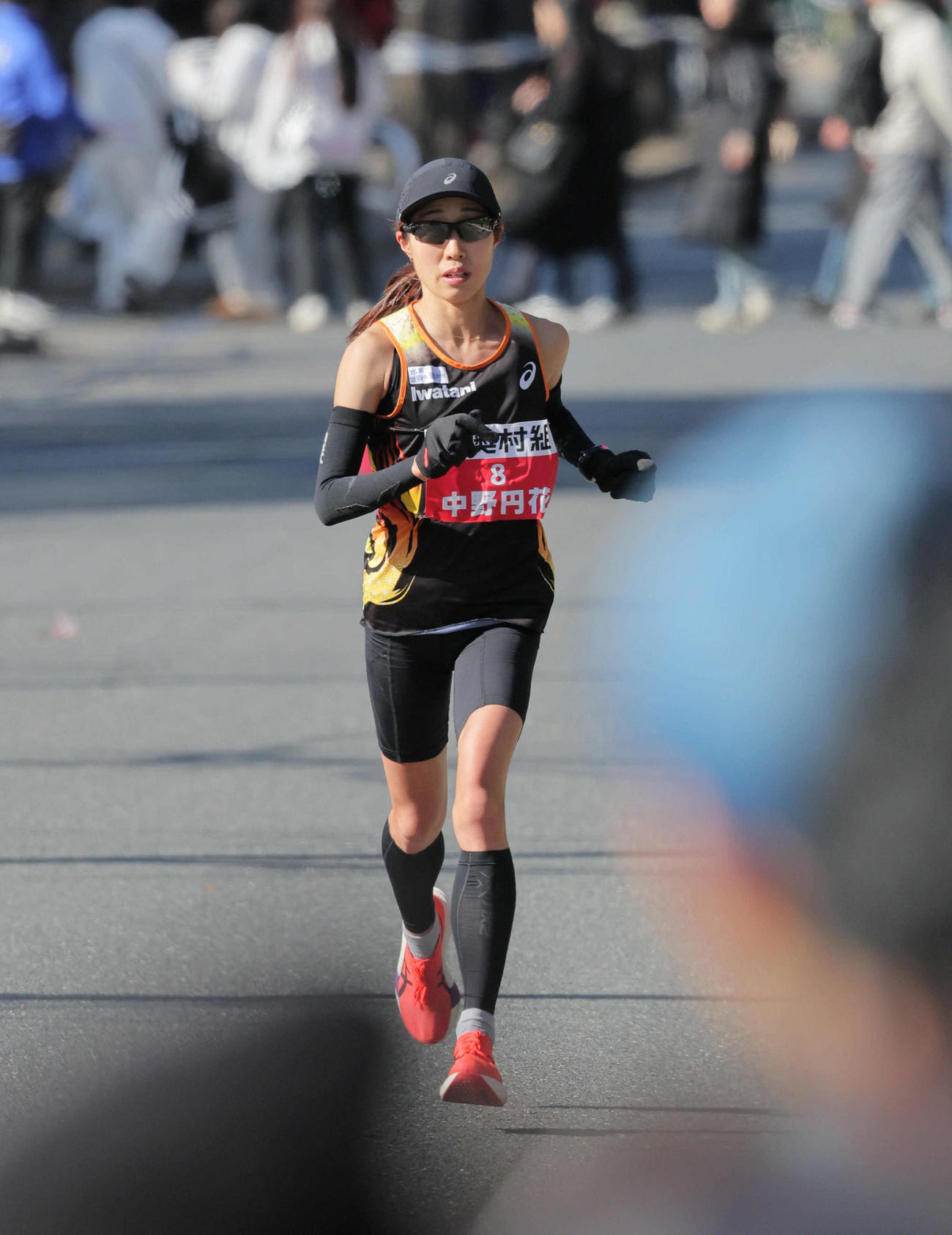 大阪国際女子マラソン　復路で大阪城公園内を走る中野円花（撮影・宮崎幸一）