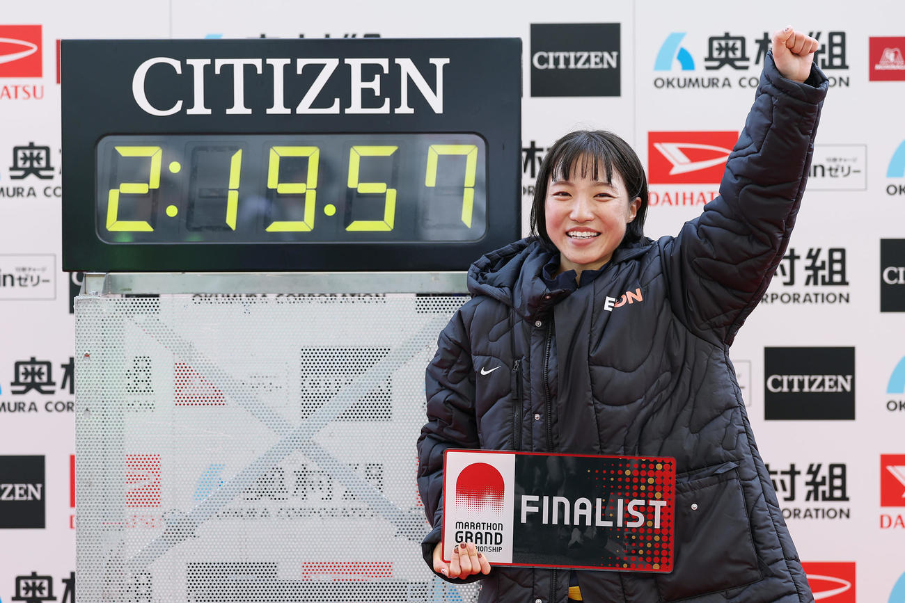 初マラソンで日本人トップの4位となり、笑顔で拳を突き上げる矢田（撮影・前田充）