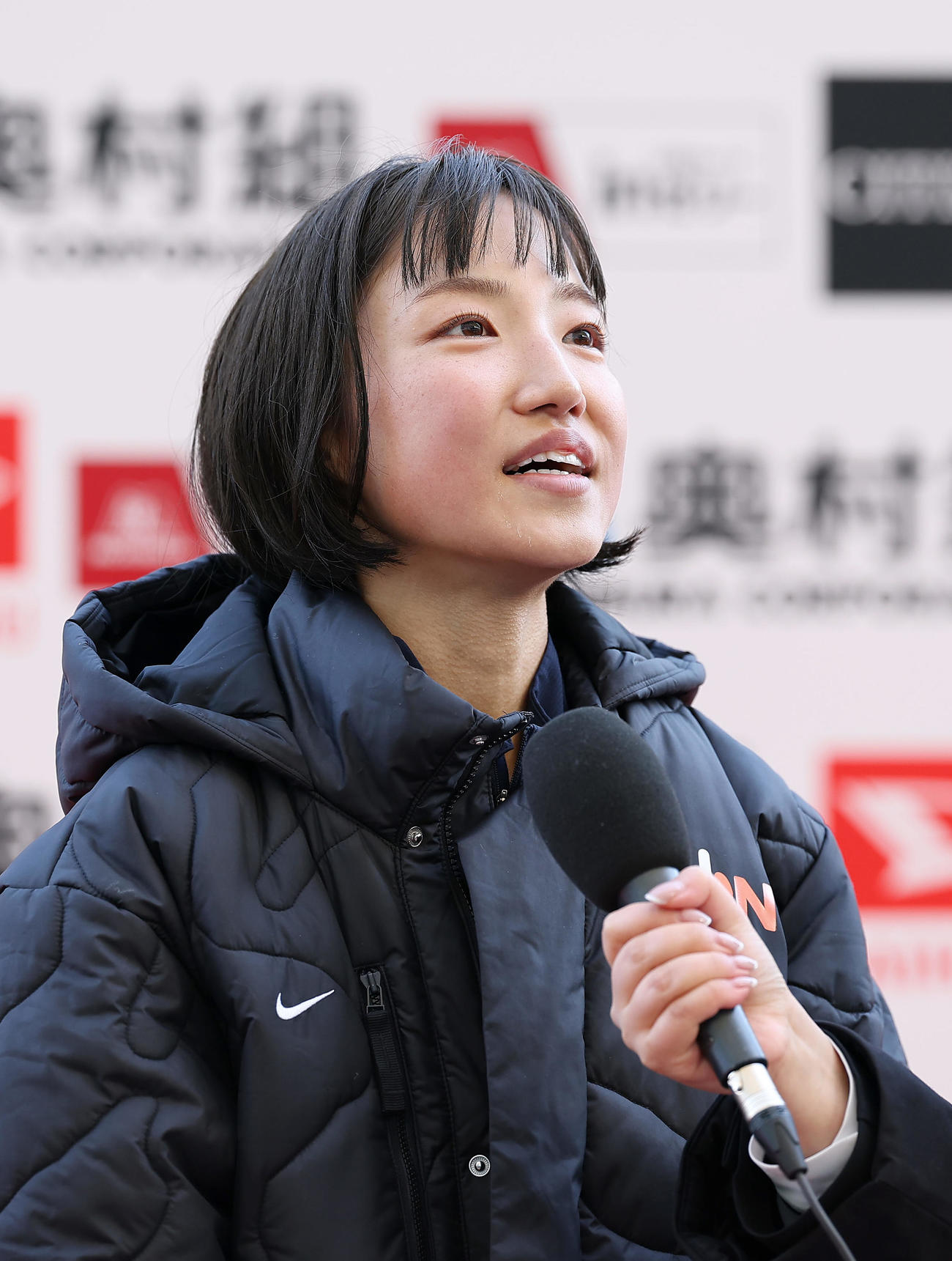 初マラソンで日本人トップの4位となり、インタビューに答える矢田（撮影・前田充）