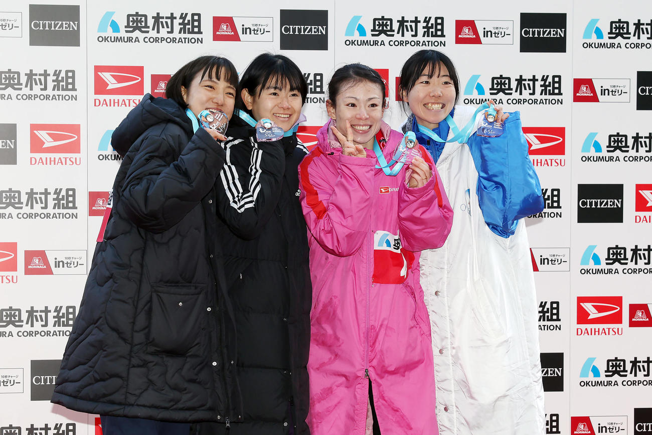 表彰式でメダルを手に笑顔を見せる、左から4位の矢田、5位の上杉、7位の松田、6位の川内（撮影・前田充）