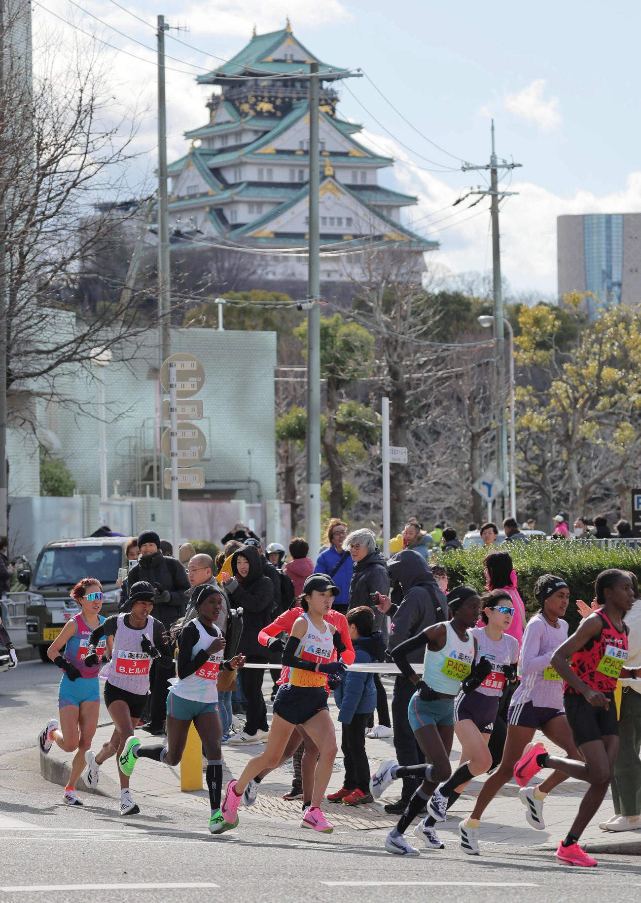 大阪国際女子マラソン　往路で大阪城をバックに走る先頭集団（撮影・宮崎幸一）