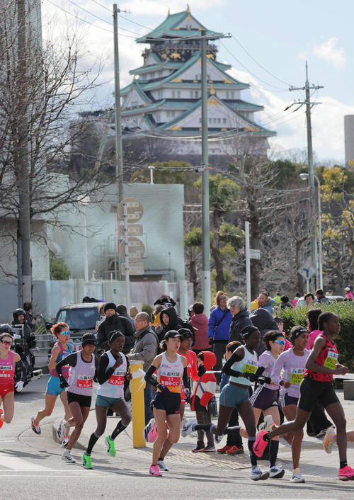 大阪国際女子マラソン　往路で大阪城をバックに走る先頭集団（撮影・宮崎幸一）