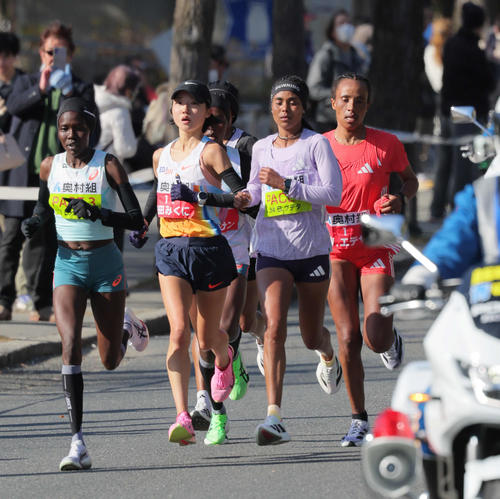 大阪国際女子マラソン　復路で先頭集団を引っ張る矢田みくに（左から2人目）（撮影・宮崎幸一）