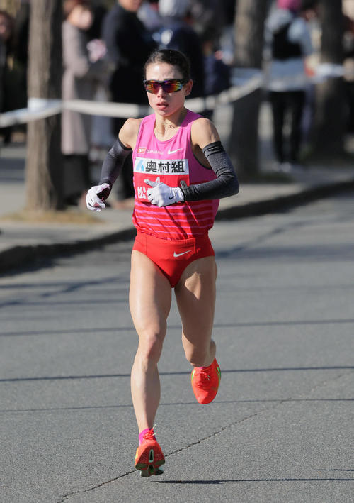 大阪国際女子マラソン　復路で大阪城公園内を走る松田瑞生（撮影・宮崎幸一）