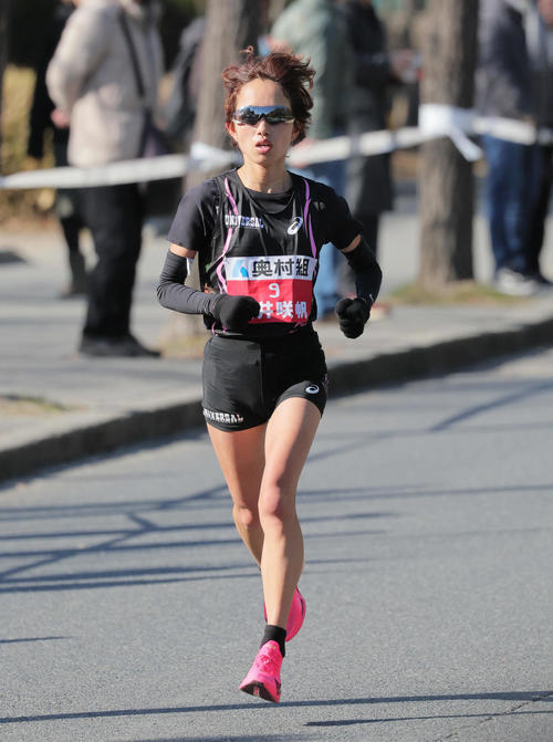 大阪国際女子マラソン　復路で大阪城公園内を走る筒井咲帆（撮影・宮崎幸一）