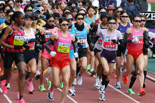 大阪国際女子マラソン　一斉にスタートする選手たち。右から2人目は松田瑞生、手前左から2人目は矢田みくに、同4人目は西村美月（撮影・前田充）