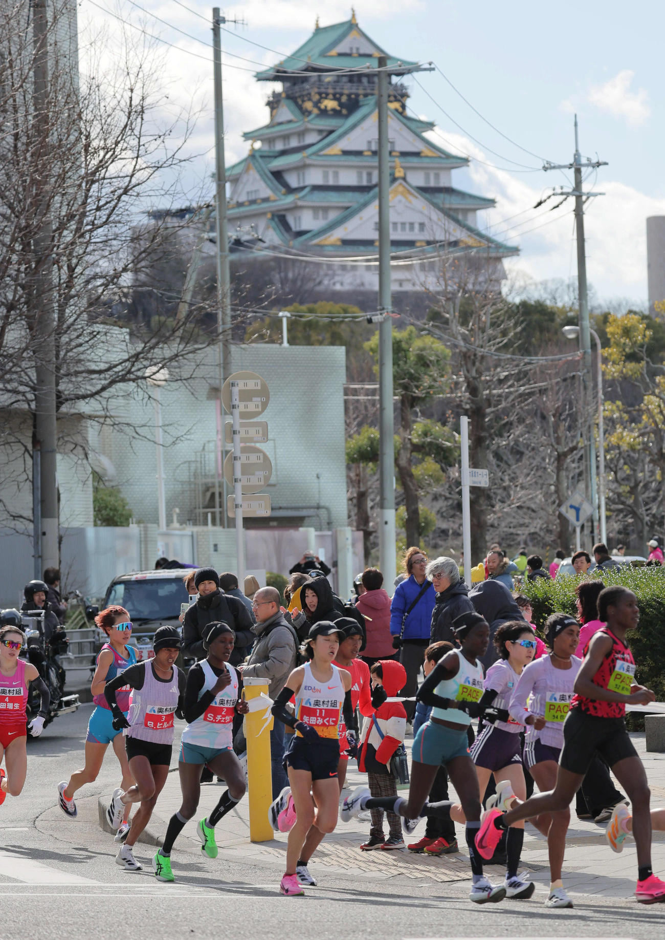 大阪国際女子マラソン　往路で大阪城をバックに走る先頭集団（撮影・宮崎幸一）