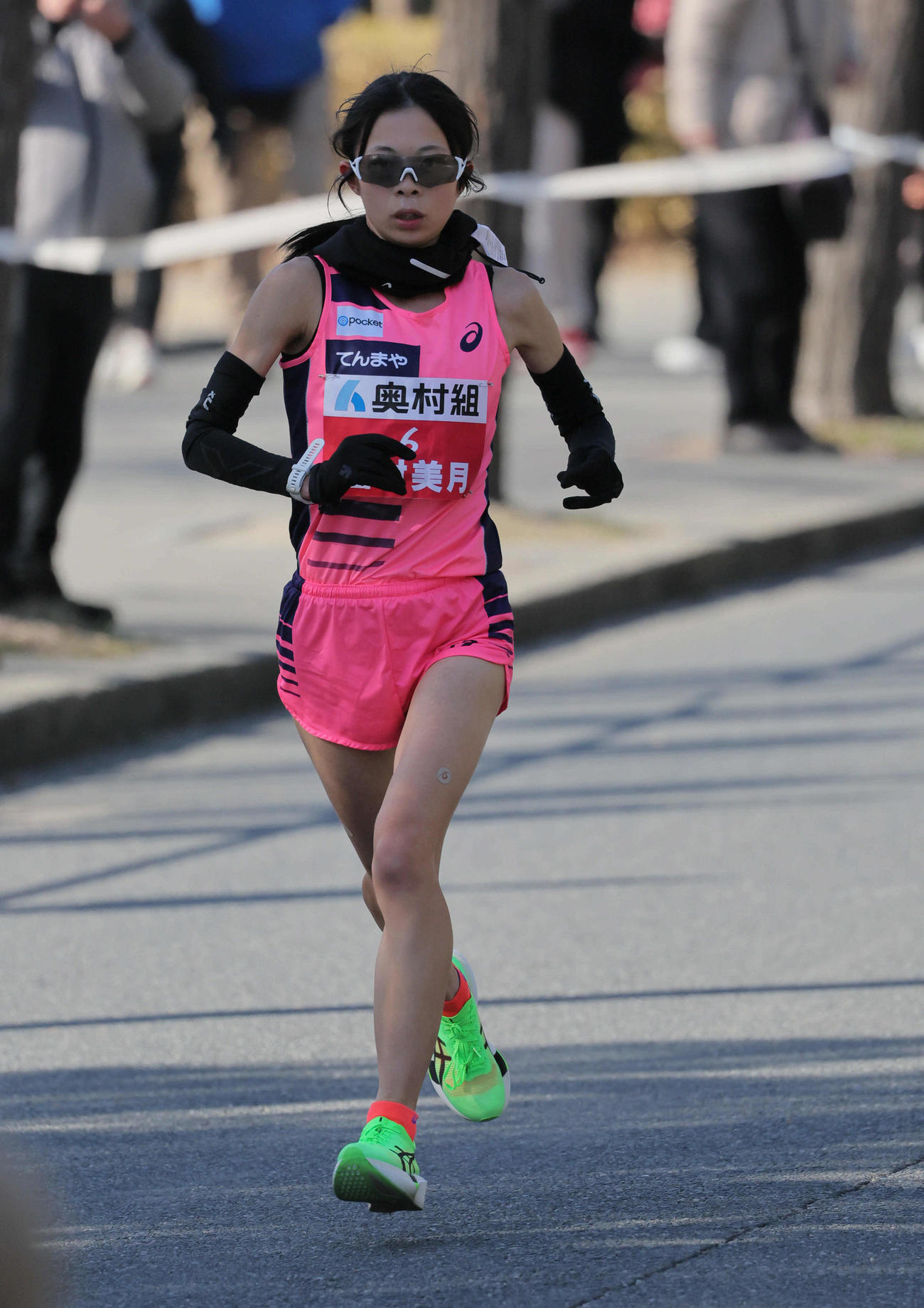 大阪国際女子マラソン　復路で大阪城公園内を走る西村美月（撮影・宮崎幸一）