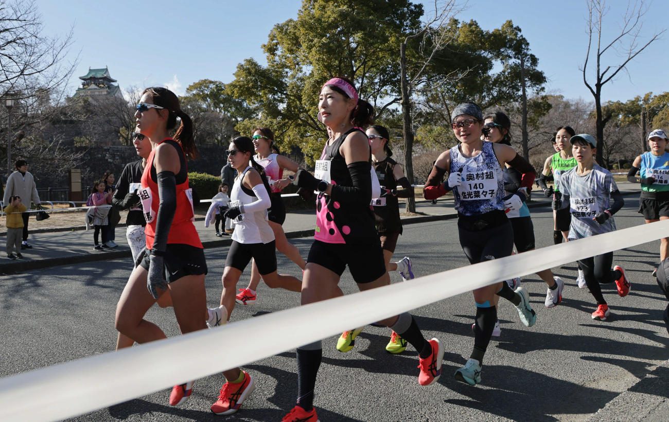 大阪国際女子マラソン　復路で大阪城をバックに走る選手たち（撮影・宮崎幸一）