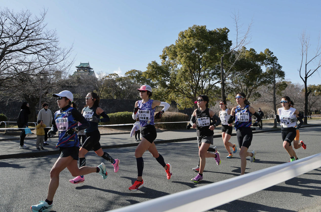 大阪国際女子マラソン　復路で大阪城をバックに走る選手たち（撮影・宮崎幸一）