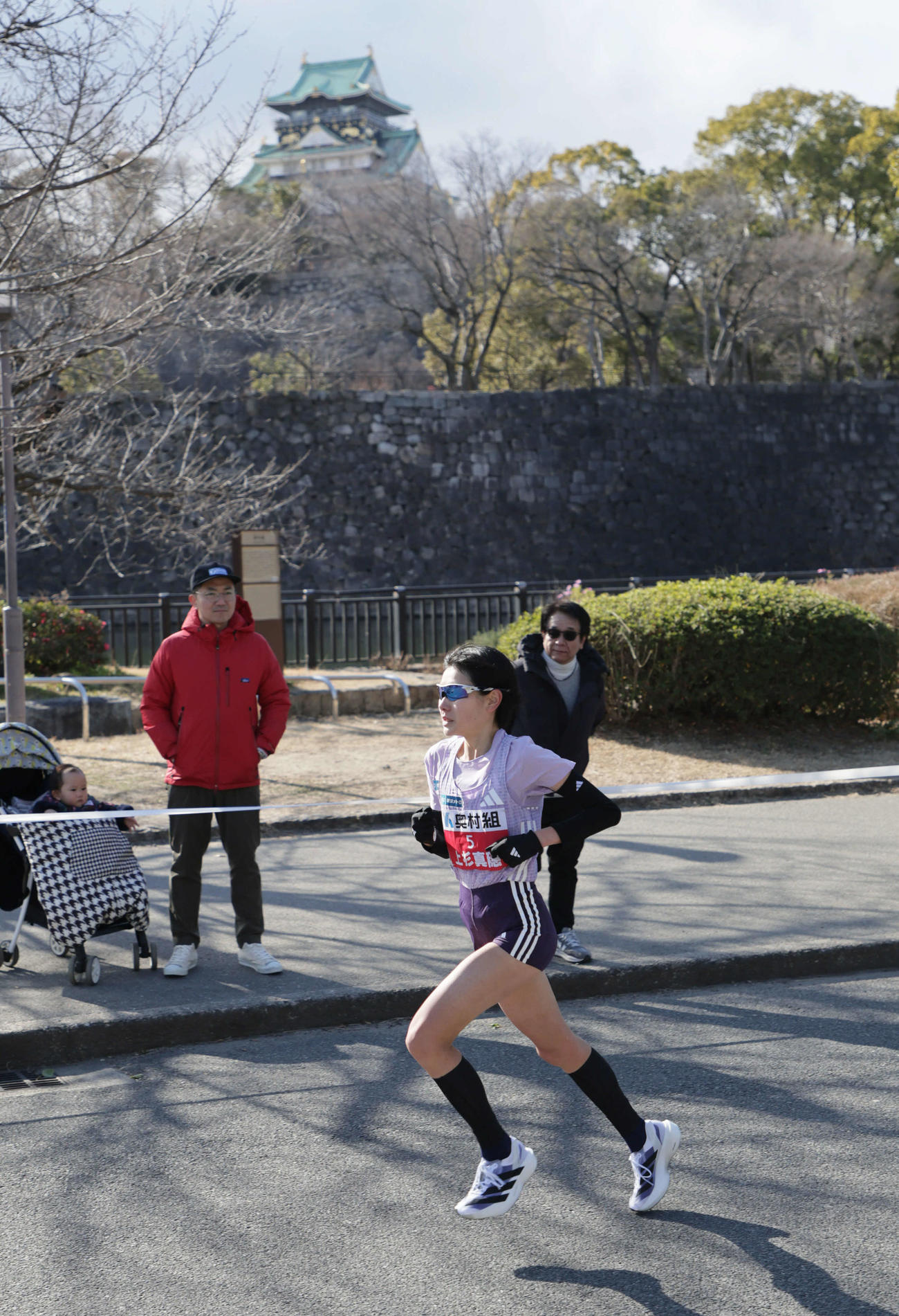 大阪国際女子マラソン　復路で大阪城をバックに走る上杉真穂（撮影・宮崎幸一）