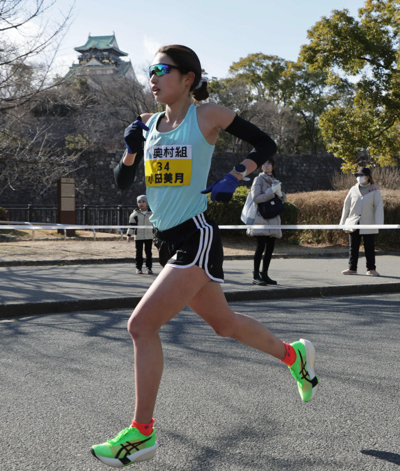 大阪国際女子マラソン　復路で大阪城をバックに走る小田美月（撮影・宮崎幸一）