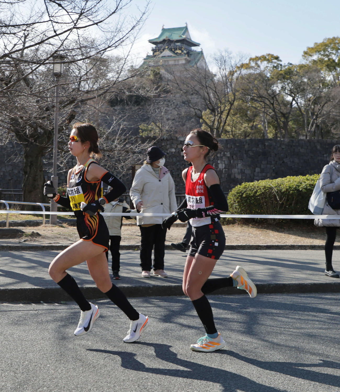 大阪国際女子マラソン　復路で大阪城をバックに走る八木美羽（左）と豊田由希（撮影・宮崎幸一）