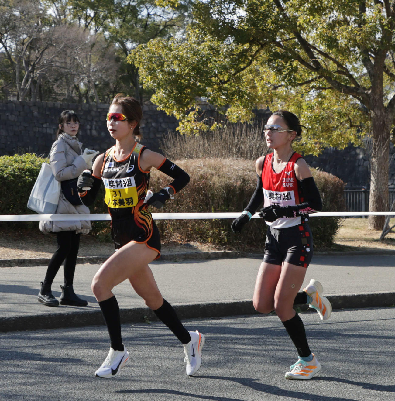 大阪国際女子マラソン　復路で大阪城後援内を走る八木美羽（左）と豊田由希（撮影・宮崎幸一）