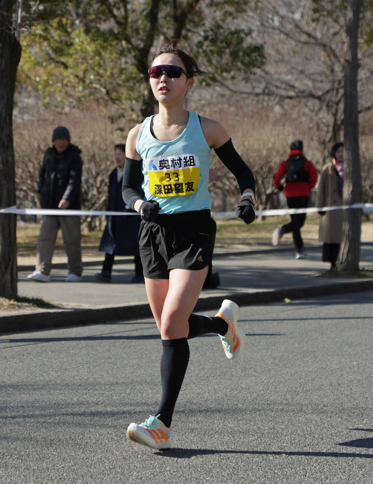 大阪国際女子マラソン　復路で大阪城公園内を走る深田望友（撮影・宮崎幸一）
