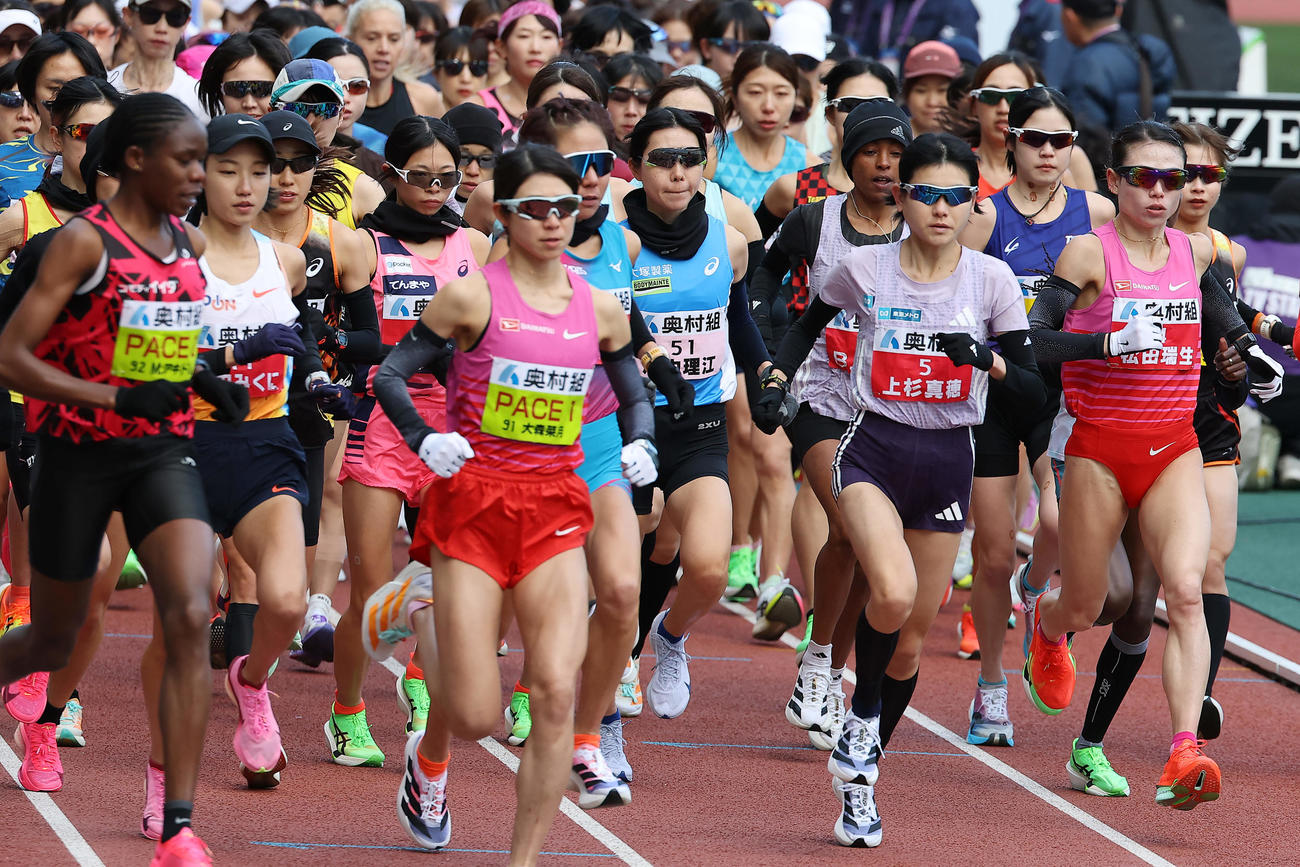 一斉にスタートする選手たち。右から2人目は松田、手前左から2人目は矢田、同4人目は西村（撮影・前田充）