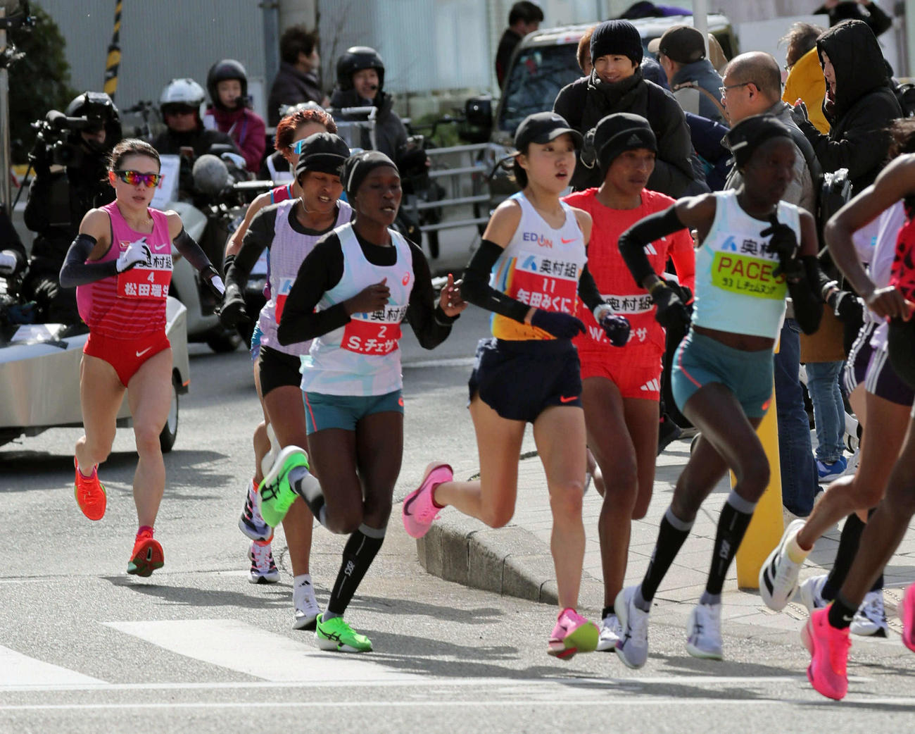 大阪国際女子マラソン　往路で先頭集団で走る松田瑞生（左端）と矢田みくに（中央）ら（撮影・宮崎幸一）