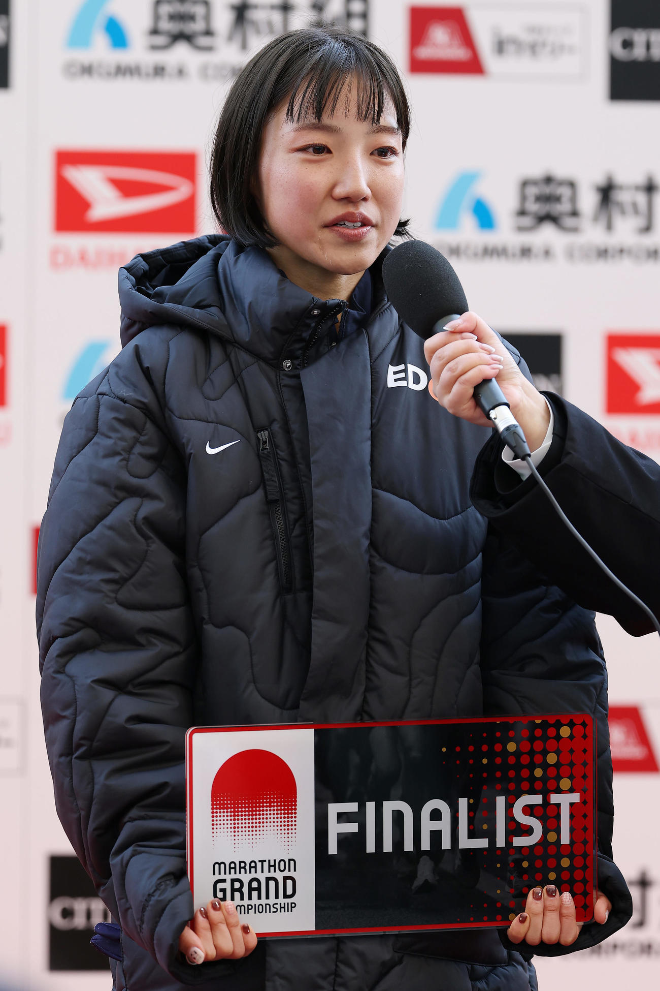 初マラソンで日本人トップの4位となり、インタビューに答える矢田（撮影・前田充）