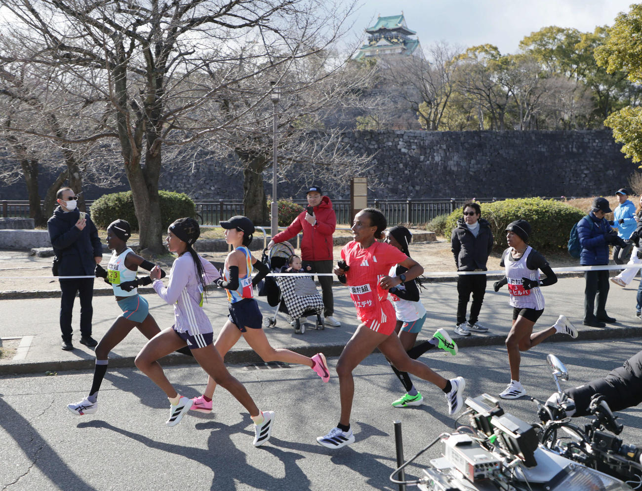 大阪国際女子マラソン　復路で大阪城をバックに先頭集団で走る矢田みくに（左から3人目）ら（撮影・宮崎幸一）