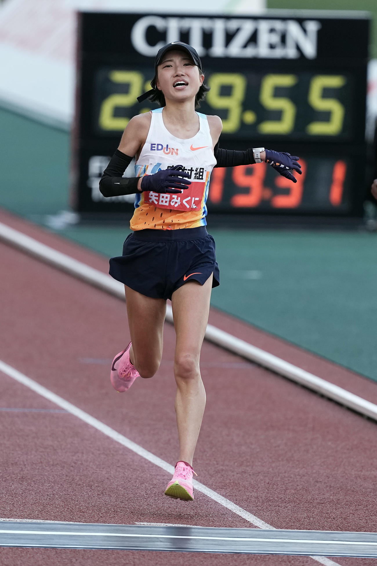 日本人トップの4位でゴールする矢田（撮影・前田充）