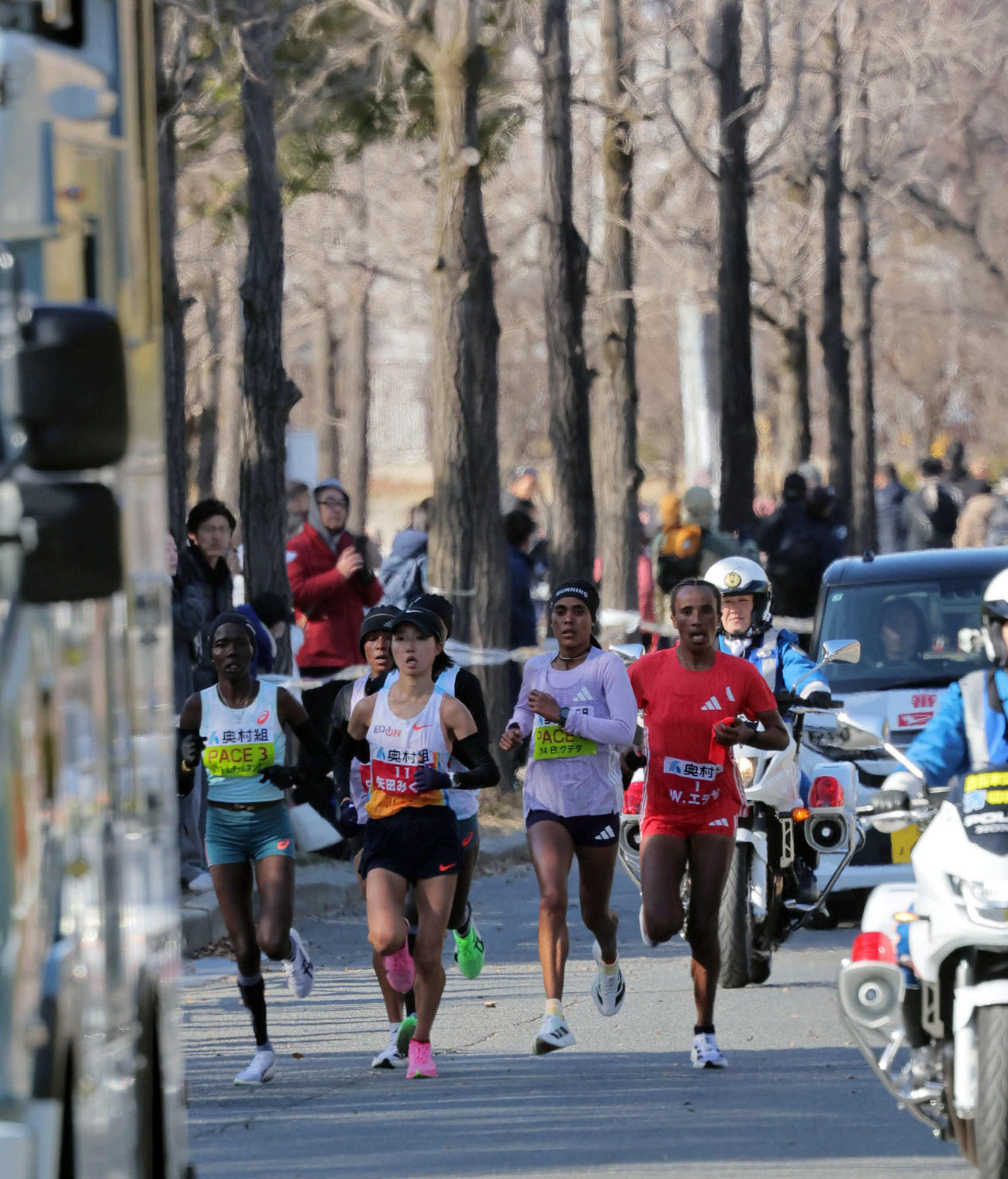 大阪国際女子マラソン　復路で先頭集団を引っ張る矢田みくに（左から2人目）（撮影・宮崎幸一）