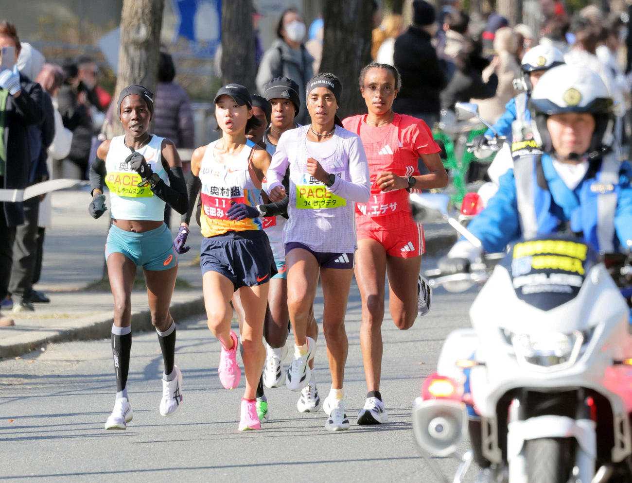 大阪国際女子マラソン　復路で先頭集団を引っ張る矢田みくに（左から2人目）（撮影・宮崎幸一）