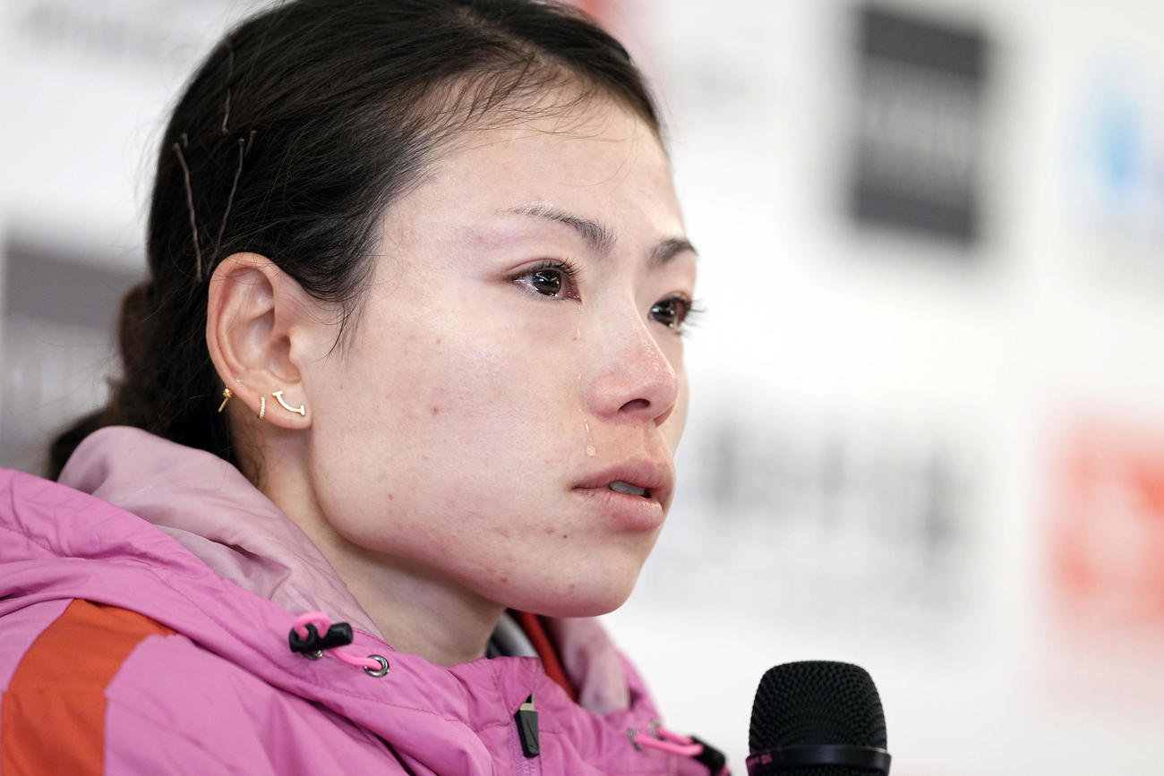 レース後の会見で涙を見せる松田（撮影・前田充）