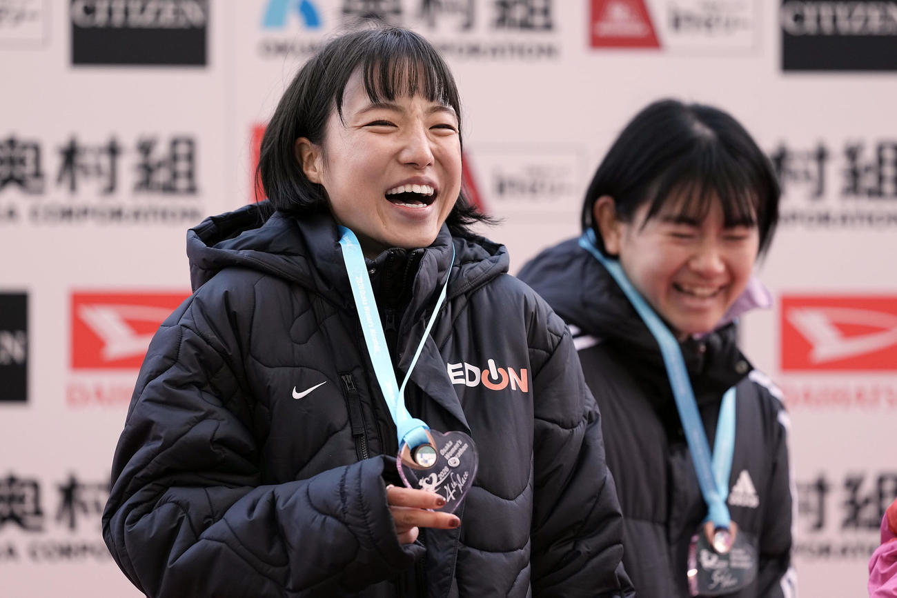 表彰式でメダルを手に笑顔を見せる矢田みくに（2026年1月25日撮影）