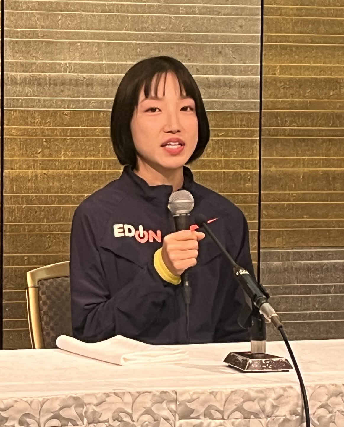 大阪国際女子マラソンの一夜明け会見に出席した矢田みくに（撮影・竹本穂乃加）