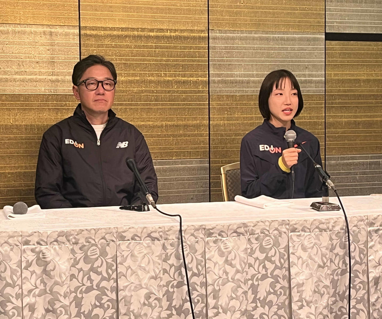 大阪国際女子マラソンの一夜明け会見に出席した沢柳厚志監督（左）と矢田みくに（撮影・竹本穂乃加）