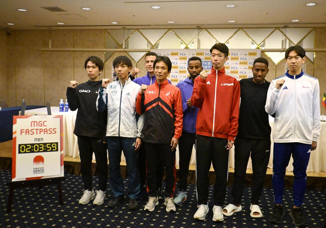 別府大分毎日マラソンの前日記者会見でポーズをとる（前列左から）吉田祐也、黒田朝日ら（共同）