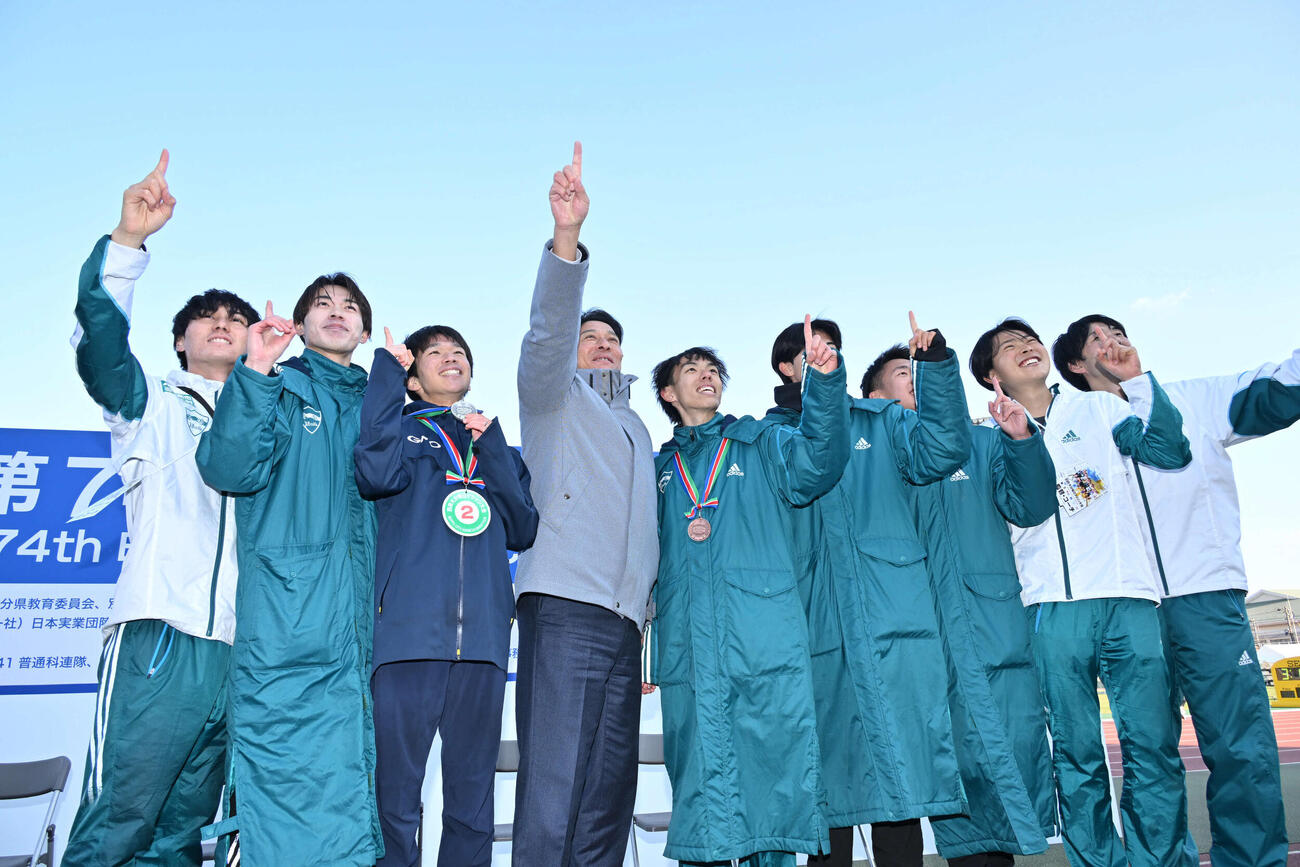 ファンの歓声に応える吉田（左から3番目）と青学大選手ら（撮影・林敢治）