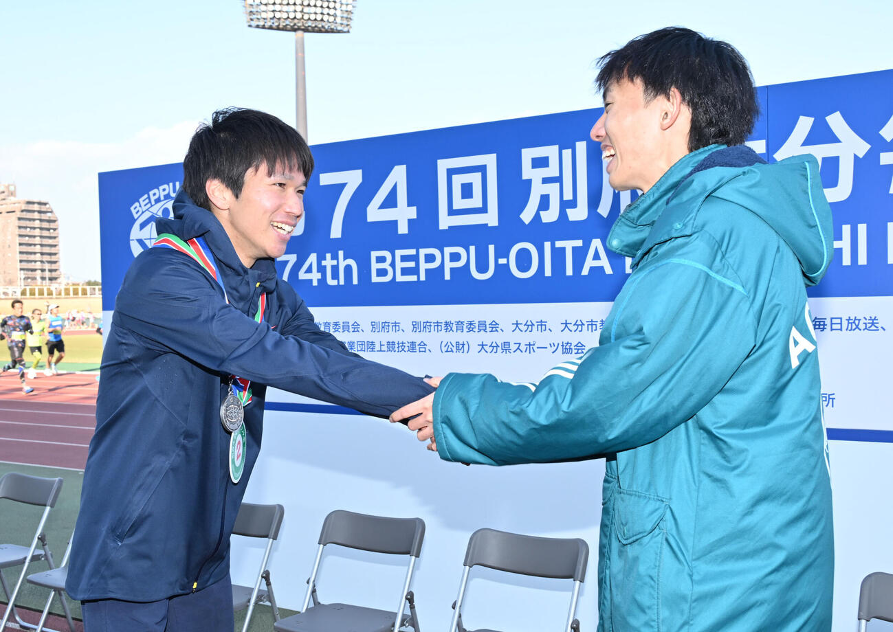 握手を交わす吉田（左）と青学大・黒田（撮影・林敢治）