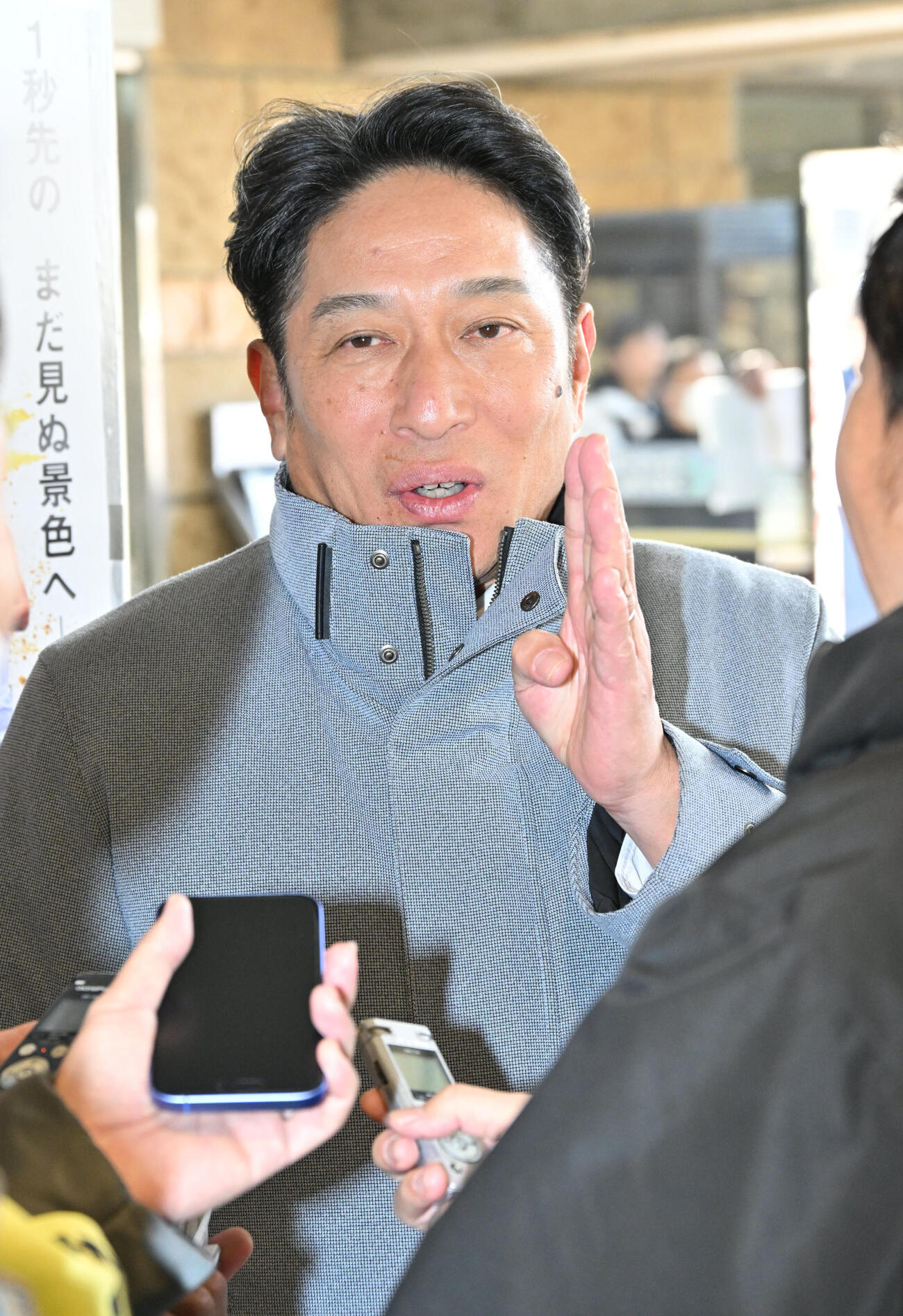 囲み取材に応じる青学大・原監督（撮影・林敢治）