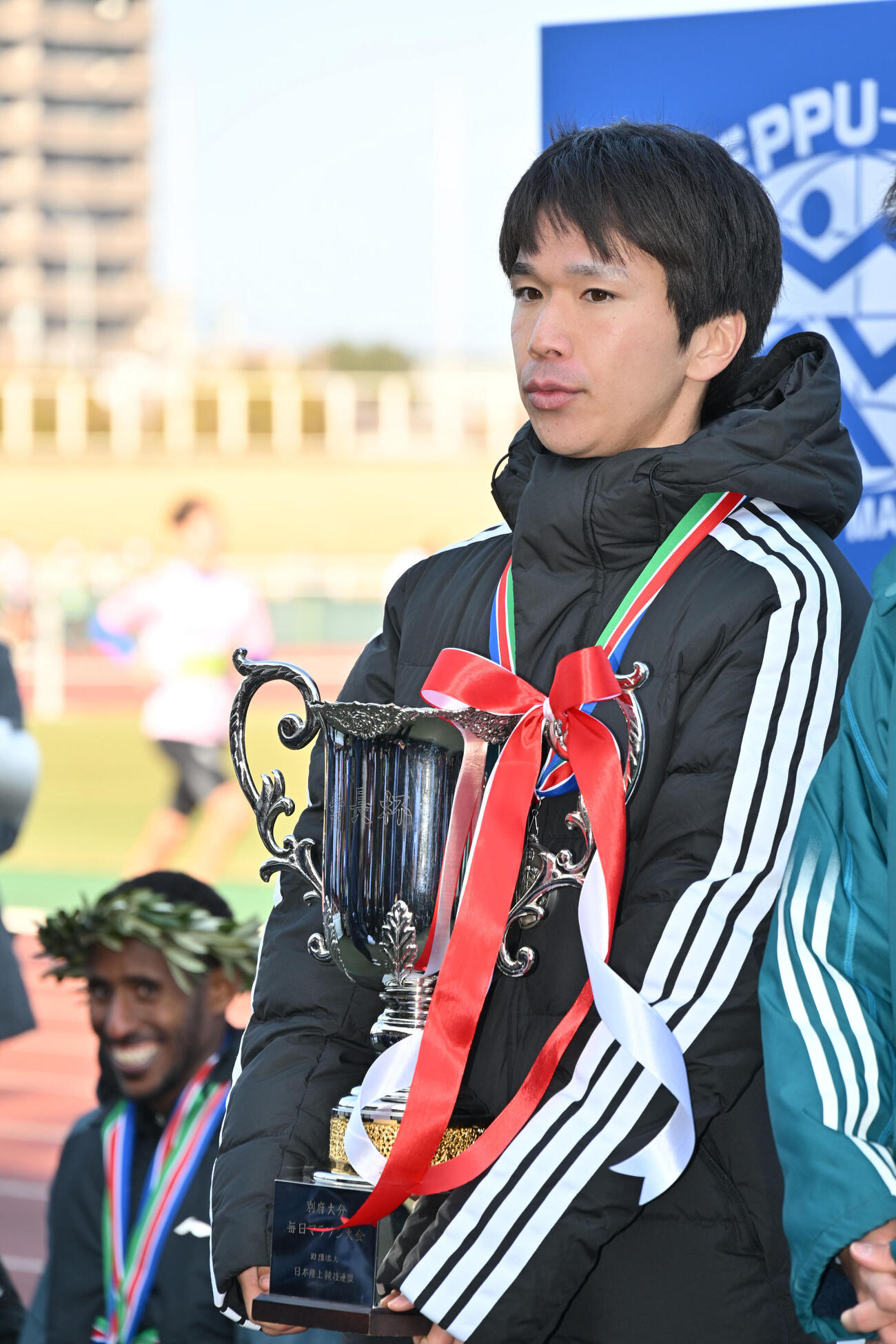 総合2位　日本人1位の成績で表彰を受ける吉田（撮影・林敢治）