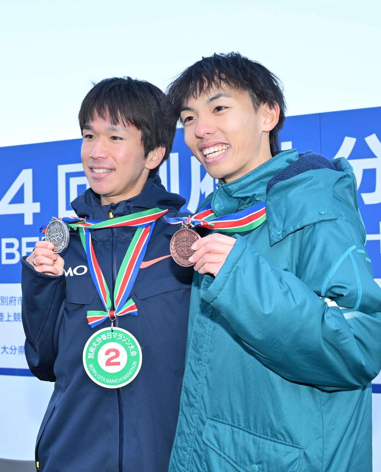 笑顔で撮影に応じる吉田（左）と青学大・黒田（撮影・林敢治）