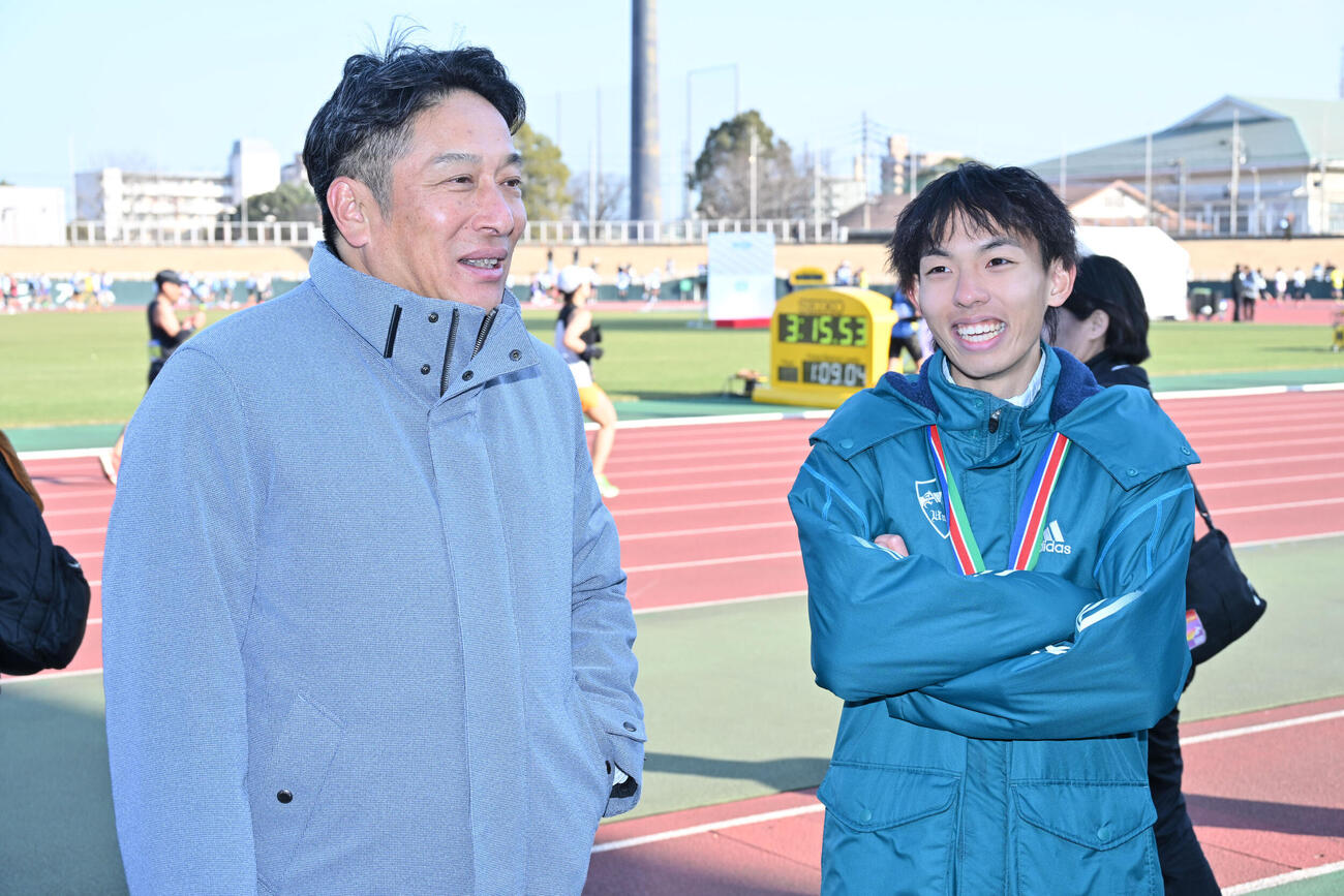 笑顔を見せる青学大・原監督（左）と黒田（撮影・林敢治）