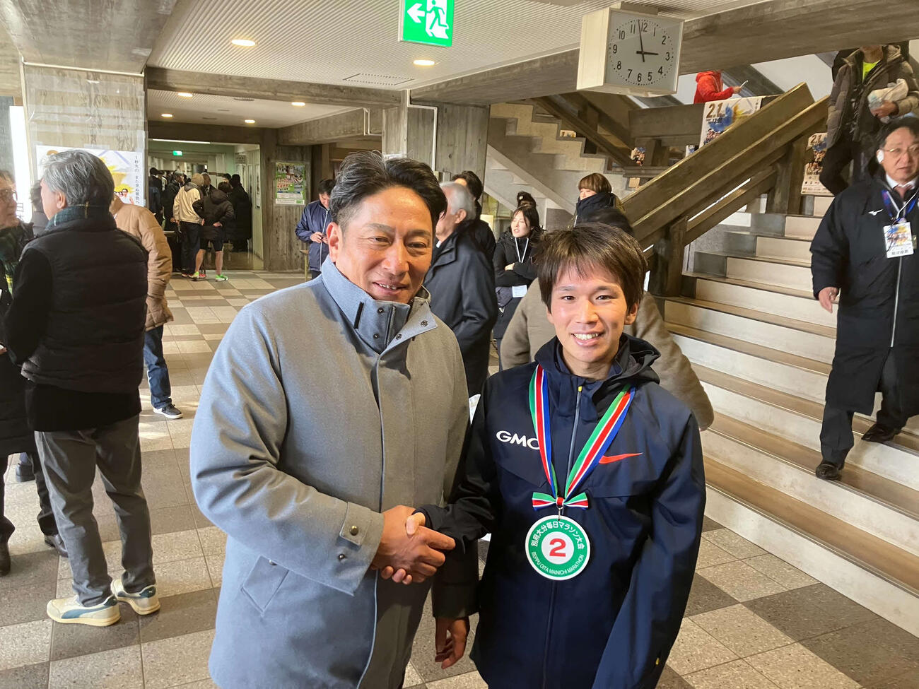 レース後、写真撮影に応じた原監督（左）と吉田（撮影・泉光太郎）