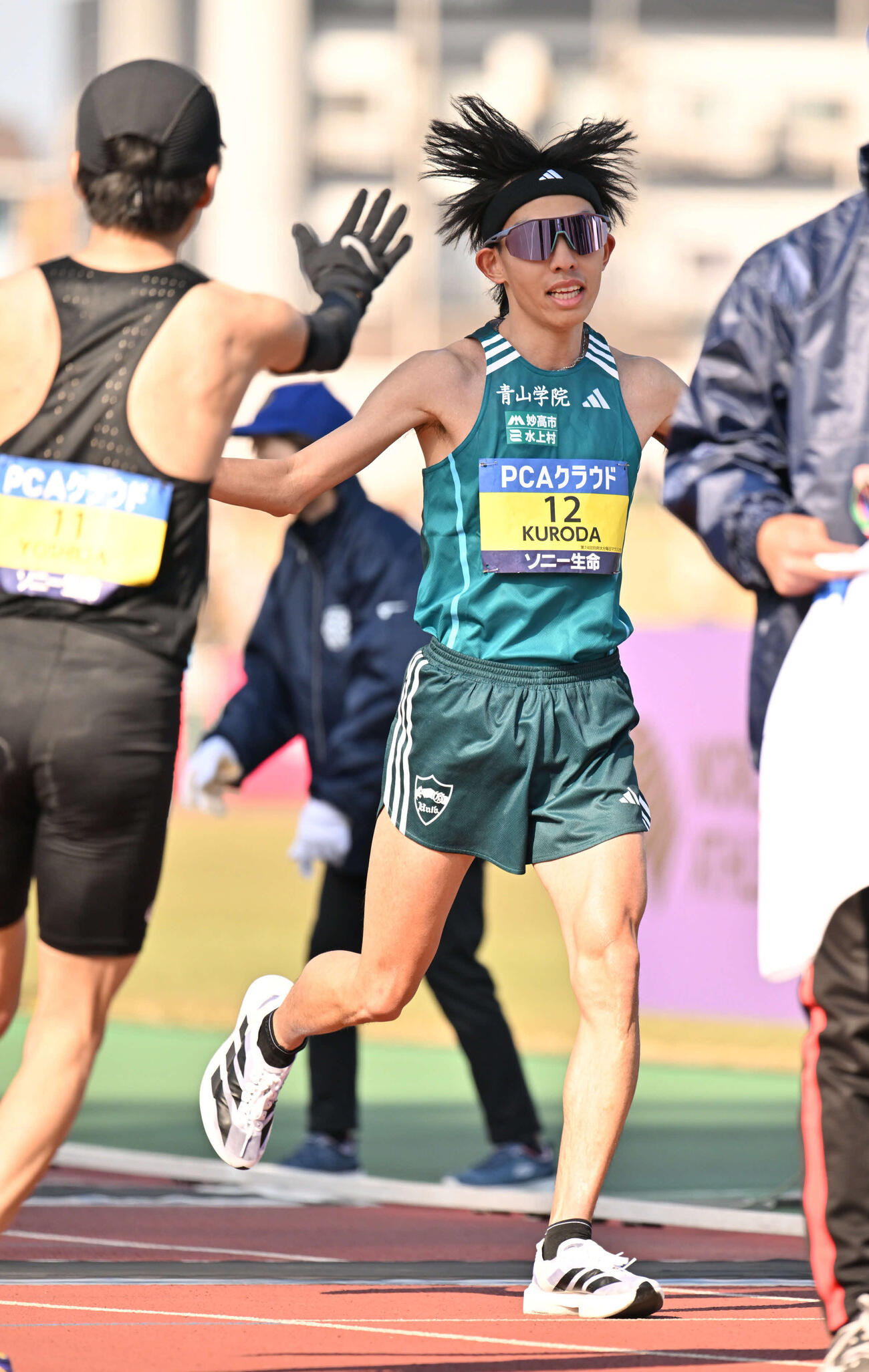 ゴールしタッチを交わす吉田（左）と青学大・黒田（撮影・林敢治）