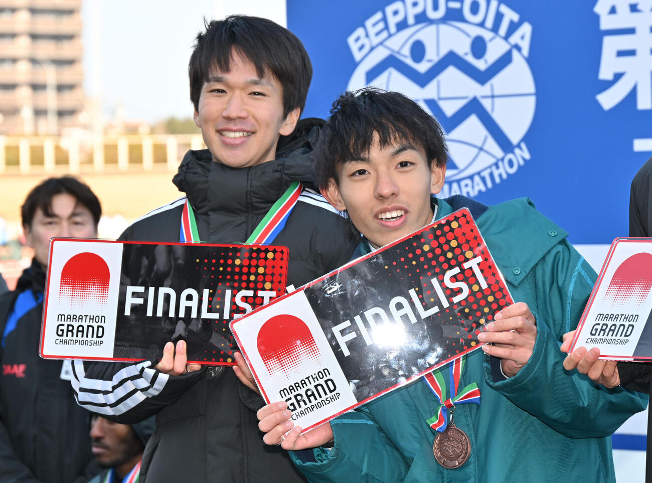 表彰式で笑顔を見せる吉田（左）と青学大・黒田（撮影・林敢治）